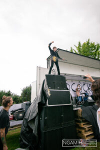 guitarist on amps